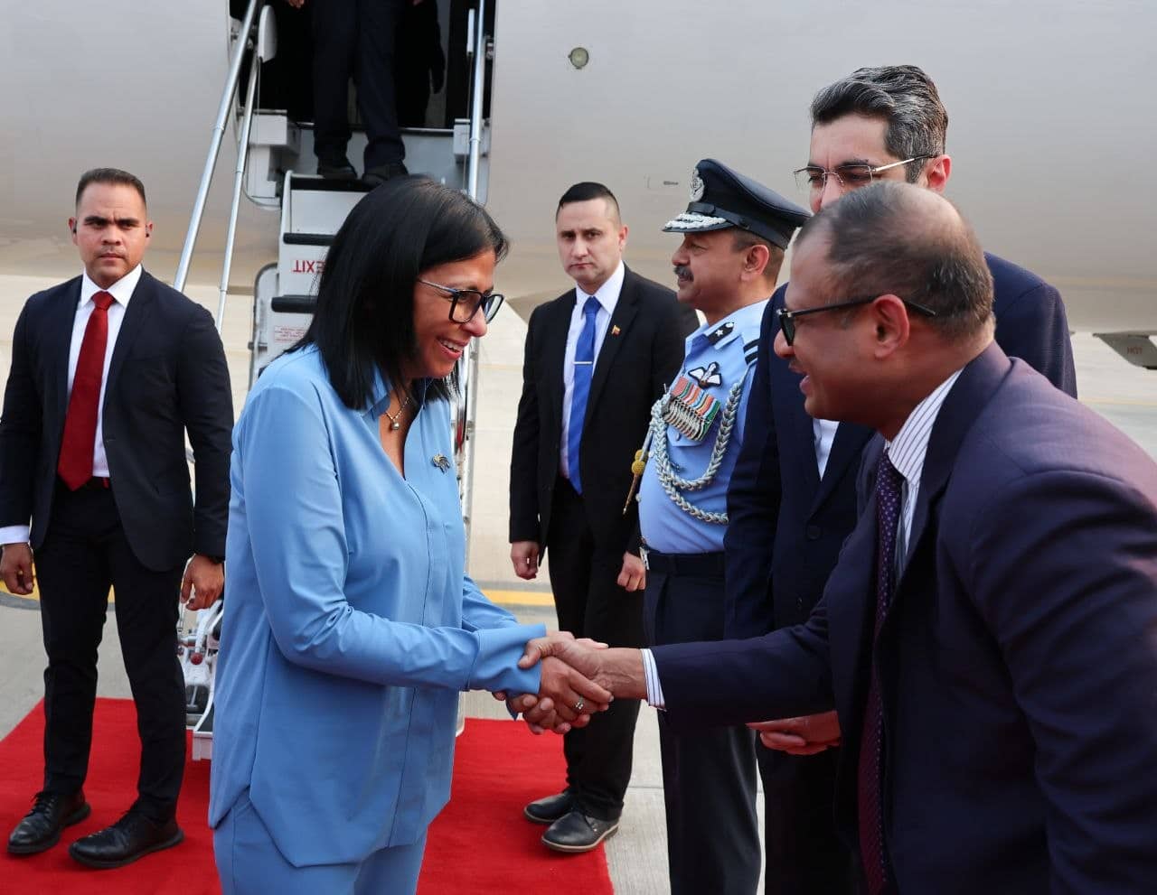 Delcy Rodríguez llega a la India para celebrar convenios petroleros bajo el amparo de EEUU