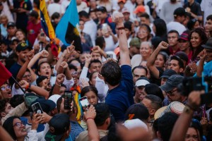Regreso de exiliados políticos: ¿Simulación de apertura, reto al interinato o impulso a la reorganización? 