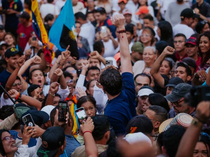 Regreso de exiliados políticos: ¿Simulación de apertura, reto al interinato o impulso a la reorganización? 