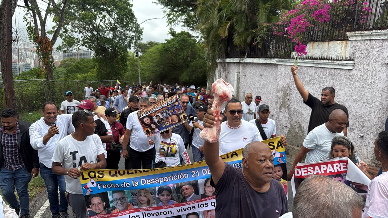 Cover image for Sindicatos y estudiantes marcharon hasta la Embajada de EEUU para exigir transición y un cronograma electoral