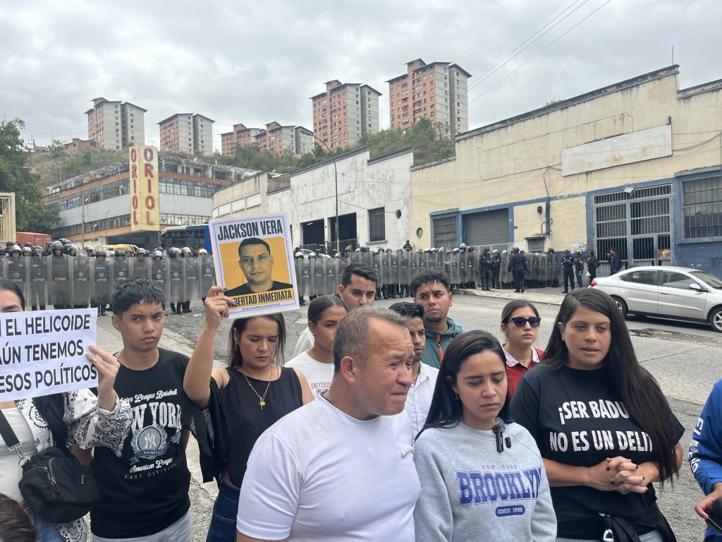 Familiares de presos políticos se declaran en vigilia ante información de posibles traslados desde El Helicoide
