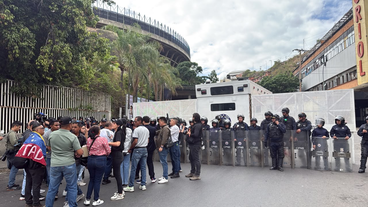 Cover image for Clippve denuncia traslado de presos políticos de El Helicoide a otros penales
