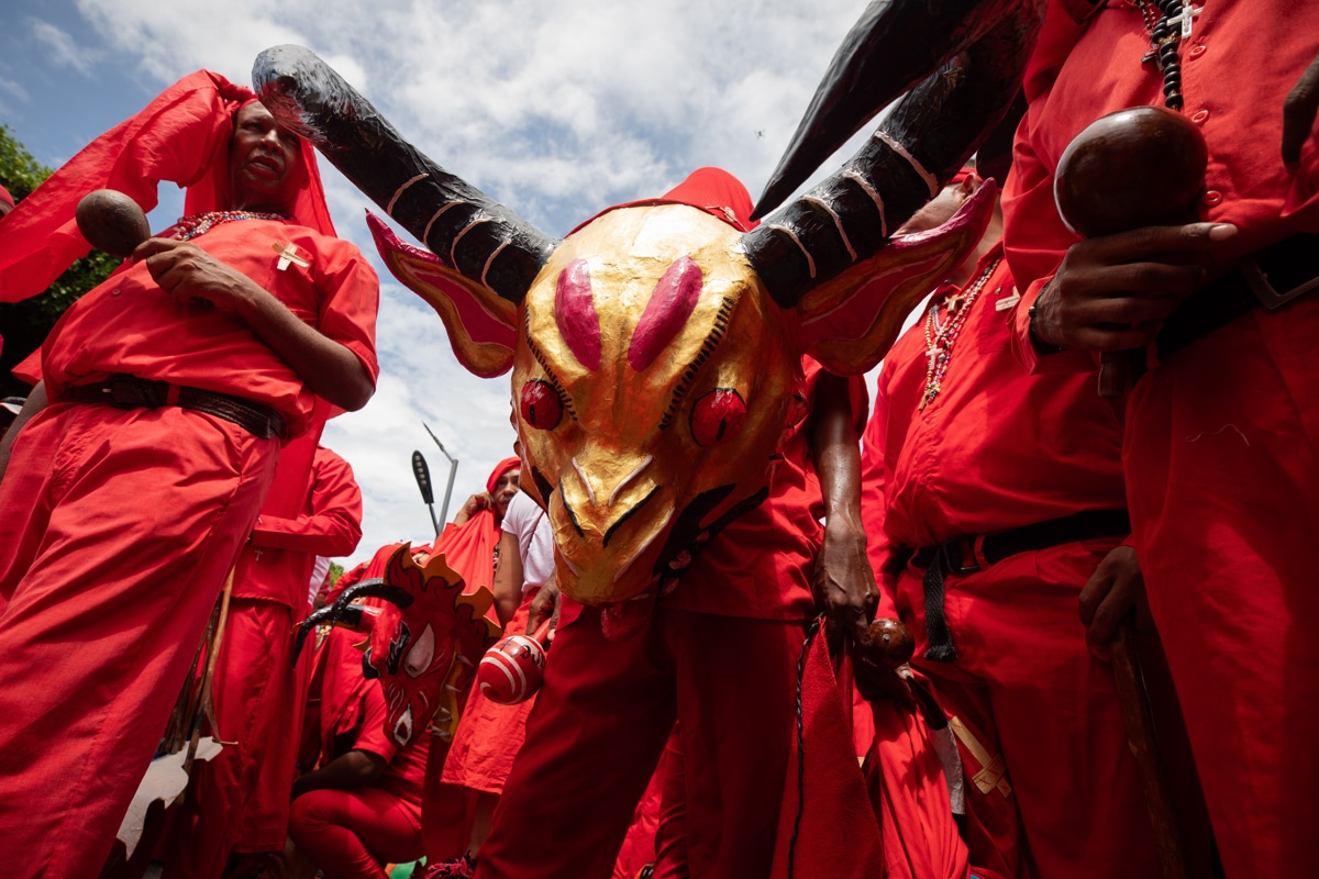 Los Diablos Danzantes de Yare vuelven a triunfar sobre el mal, a pesar del peso de la migración