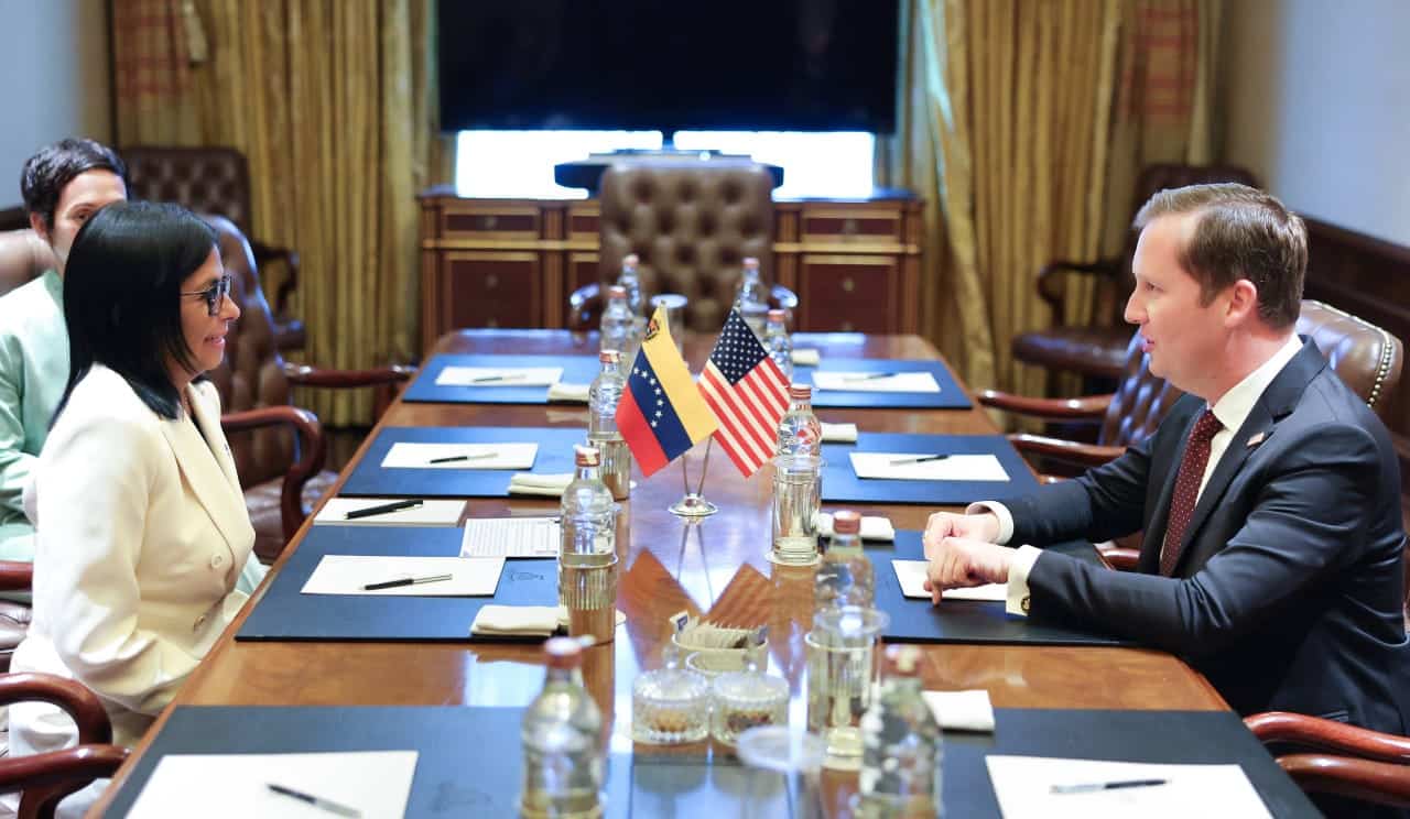 Delcy Rodríguez se reúne en India con el embajador de EEUU durante su gira petrolera