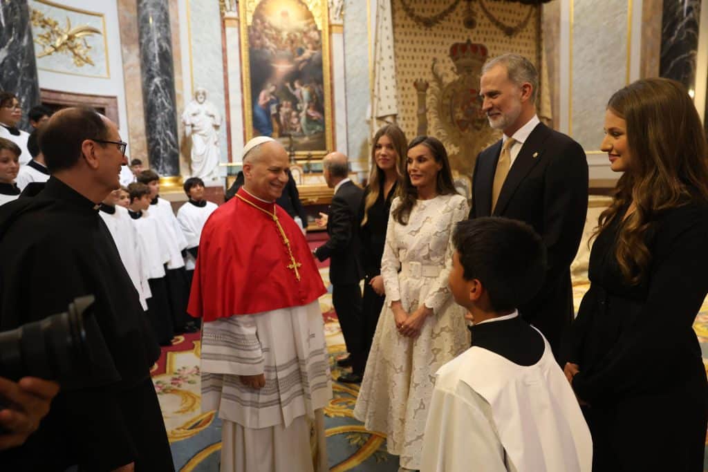 El papa inicia su visita a España con un llamado a abandonar
