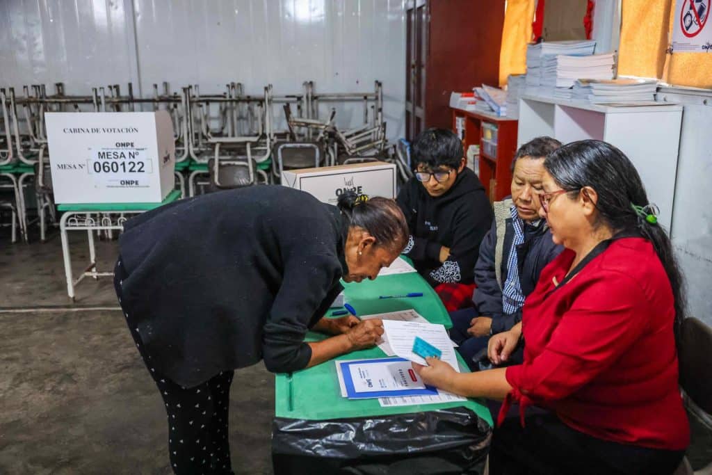 Perú comienza la segunda vuelta con escasez de material elec