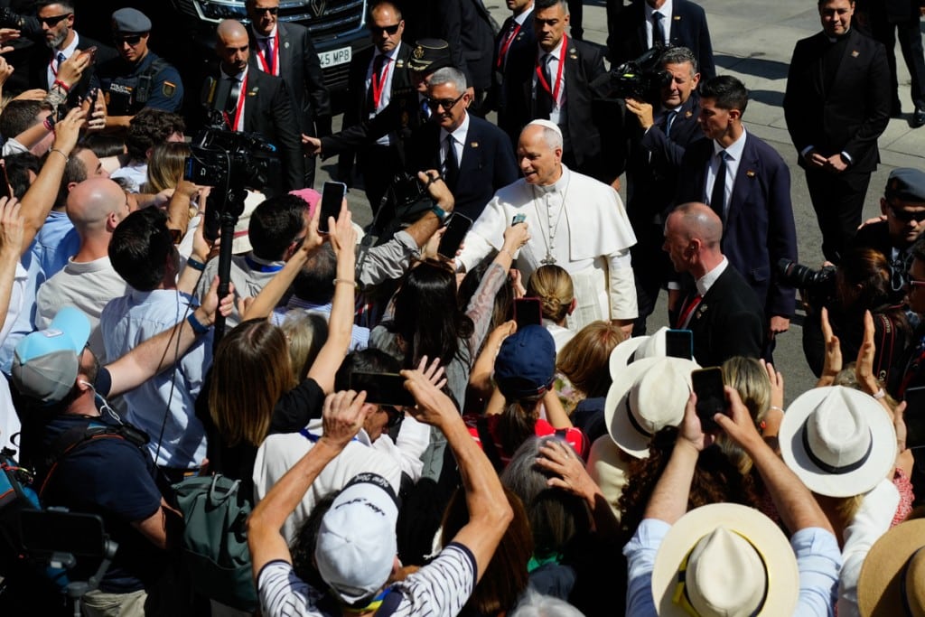 El papa pide a los obispos que respondan a los abusos con es