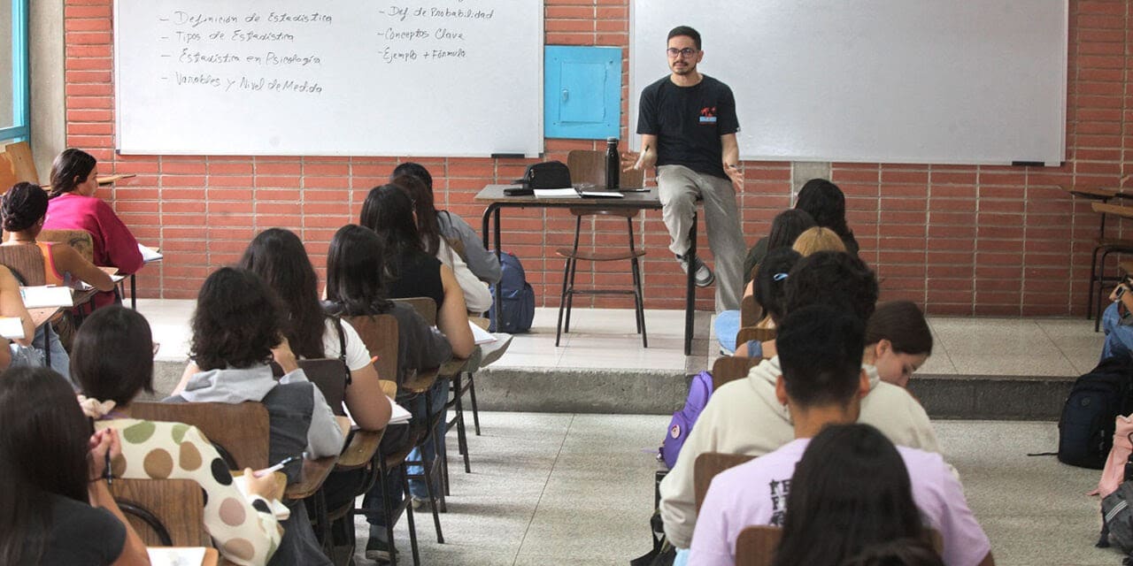 Ucab lanza la “Beca Excelencia Andrés Bello” para frenar la crisis de docentes en Venezuela