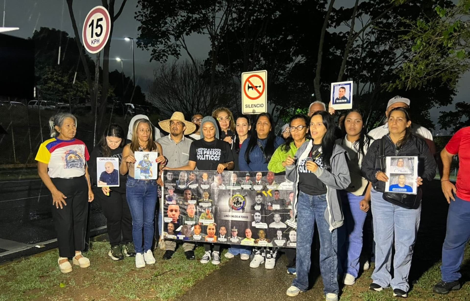 Familiares de presos políticos continúan en protesta frente a la embajada de EEUU