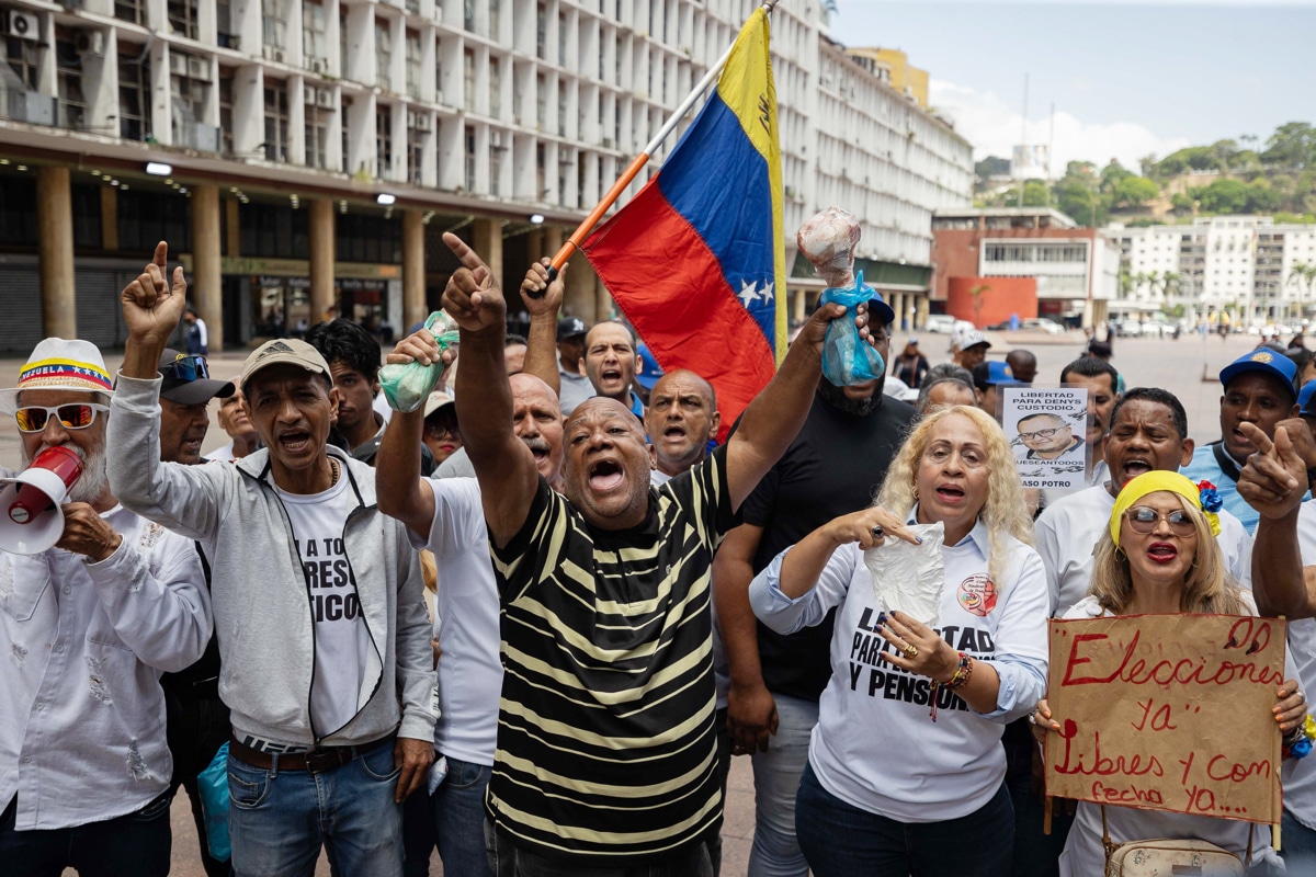 Cover image for Sindicalistas exigen frente al CNE elecciones presidenciales y la destitución de los actuales rectores
