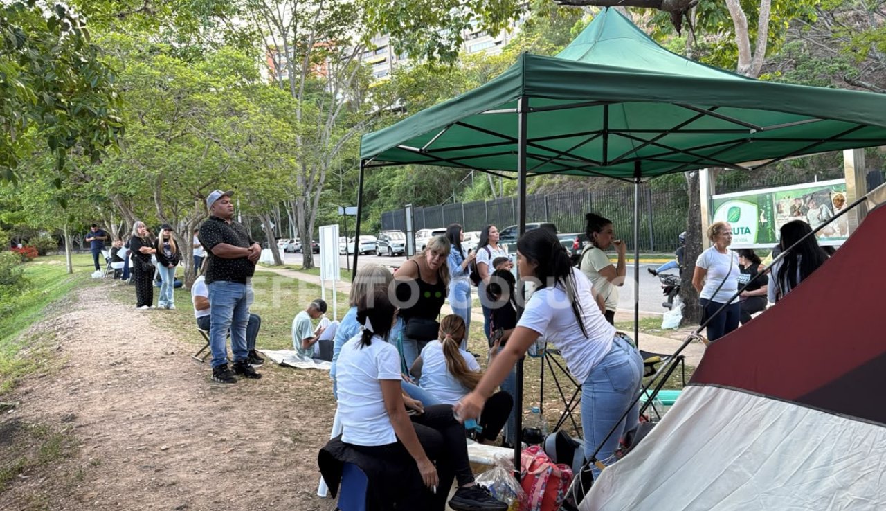 Cover image for Familiares de presos políticos mantienen vigilia frente a la Embajada de EE. UU.