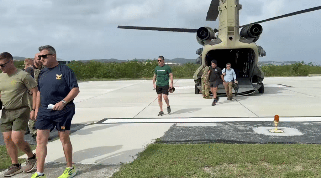 Secretario de Guerra de EEUU aterriza en la base d