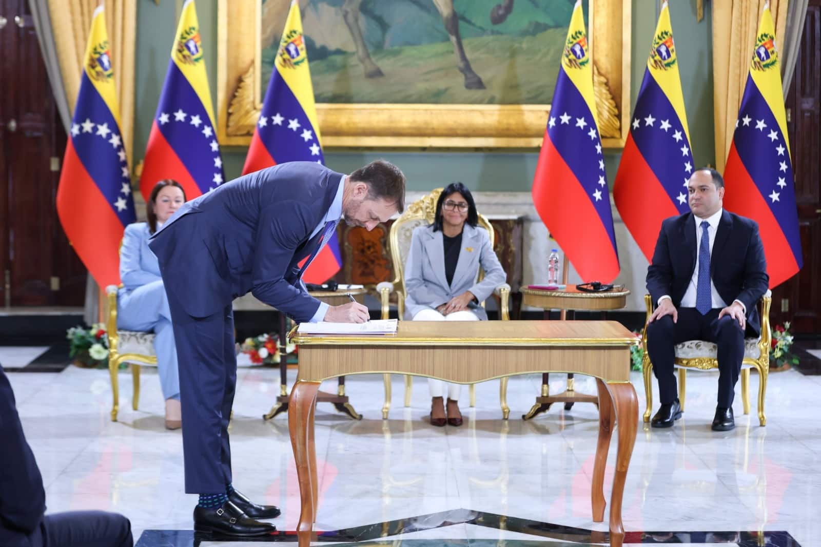 Miraflores otorga a Shell licencia para explorar y explotar campo de gas de Monagas