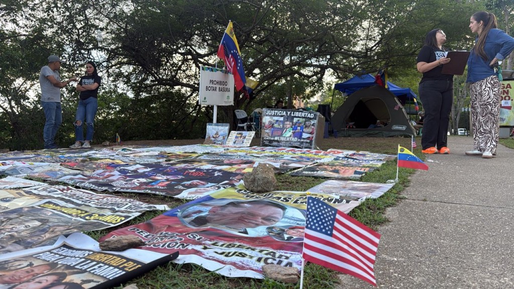 Relatives of political prisoners serve 12 days in front of the US Embassy