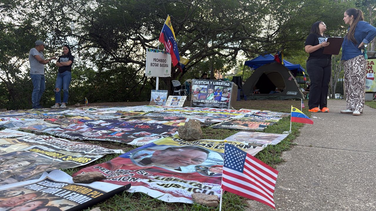 Familiares de presos políticos cumplen 12 días frente a la Embajada de EEUU