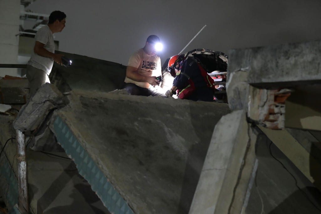 Integrantes de Cuerpos de Emergencia realizan labores de rescate este miércoles, en Caracas (Venezuela). 
