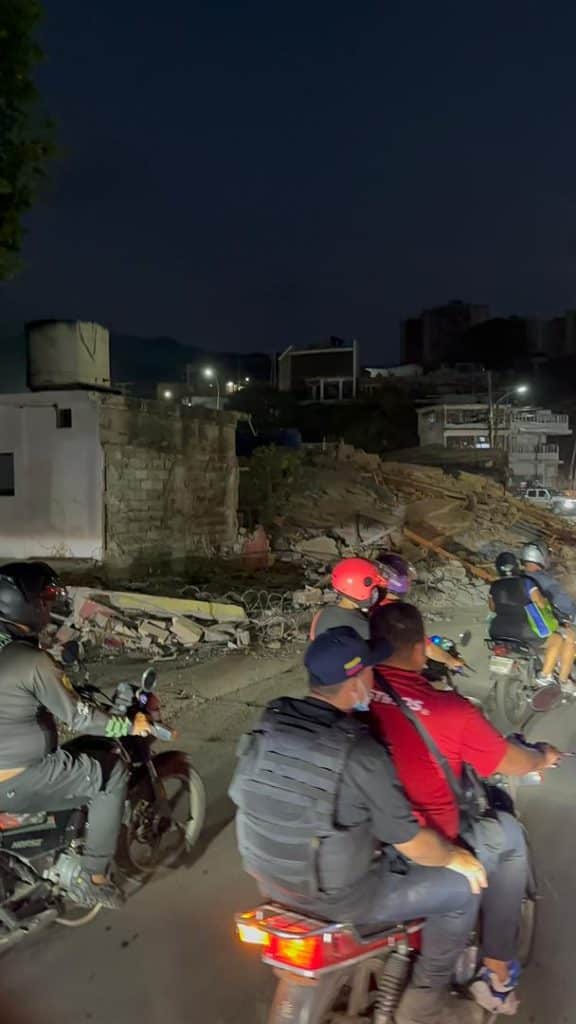 Decenas de motos se moviizan por toda la zona de desastre