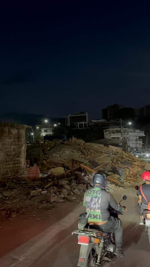 PNB, voluntarios y familiares pasan la segunda noche en vigilia, buscando a sus familiares y vecinos, tras los terremotos del 24 de junio