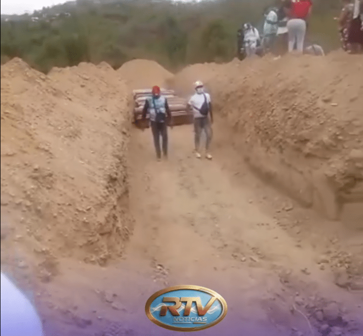 Fotograma de un video publicado por un pequeño medio digital regional colombiano, RTV Noticias, muestran un grupo de ataúdes en una trinchera excavada. Fuente: Facebook