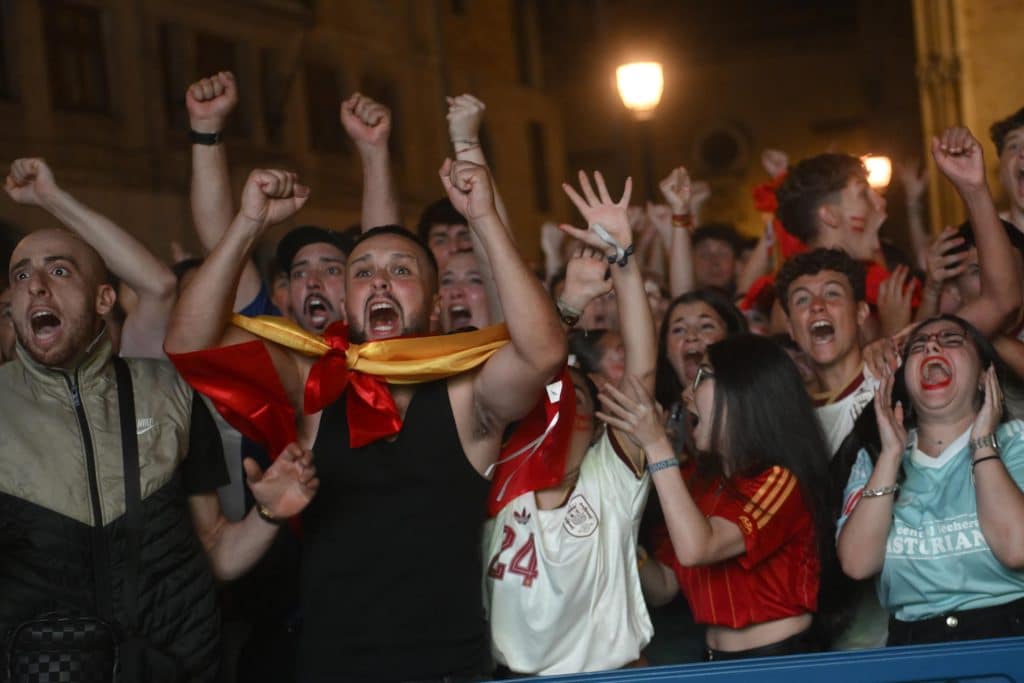 Españoles celebran el triunfo de su equipo en la final del Mundial de Fútbol 2026