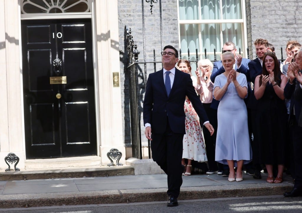 Andy Burnham asume el gobierno británico tras petición del rey Carlos III