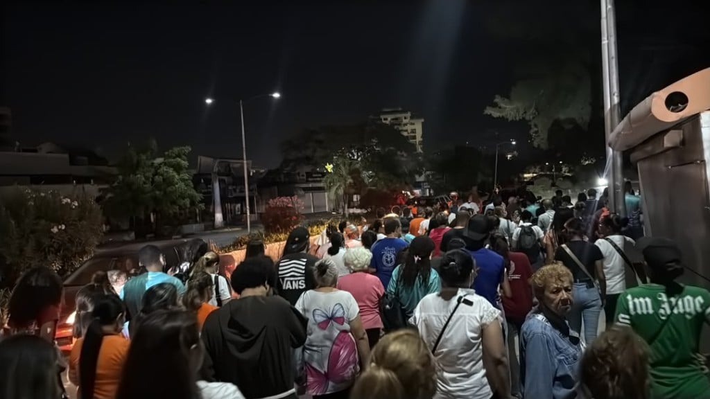 Entre oraciones y penumbra, La Guaira guarda duelo a un mes del terremoto
