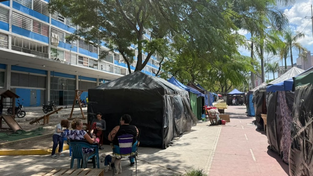 En carpas y aceras, vecinos de Misión Vivienda esperan por reparaciones de los apartamentos