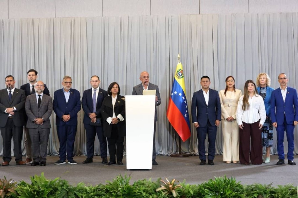 Politólogos: Primeros acuerdos de mesa de diálogo se aproximan a la ruta democrática, pero falta cumplimiento