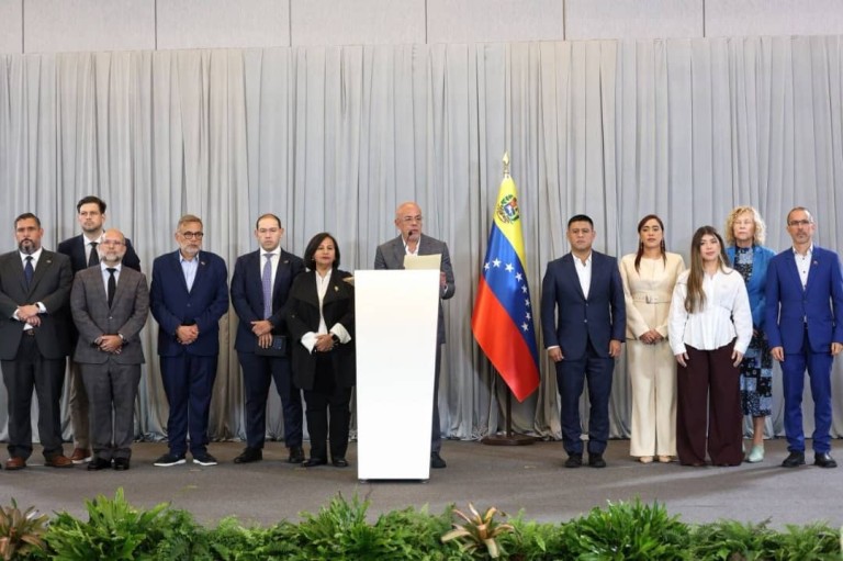 Politólogos: Primeros acuerdos de mesa de diálogo se aproximan a la ruta democrática, pero falta cumplimiento
