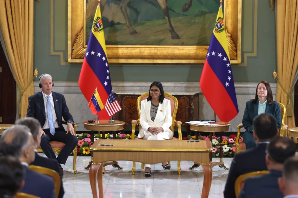 Venezuela suscribe acuerdos petroleros y para el rescate del sistema eléctrico, bajo mirada de EEUU