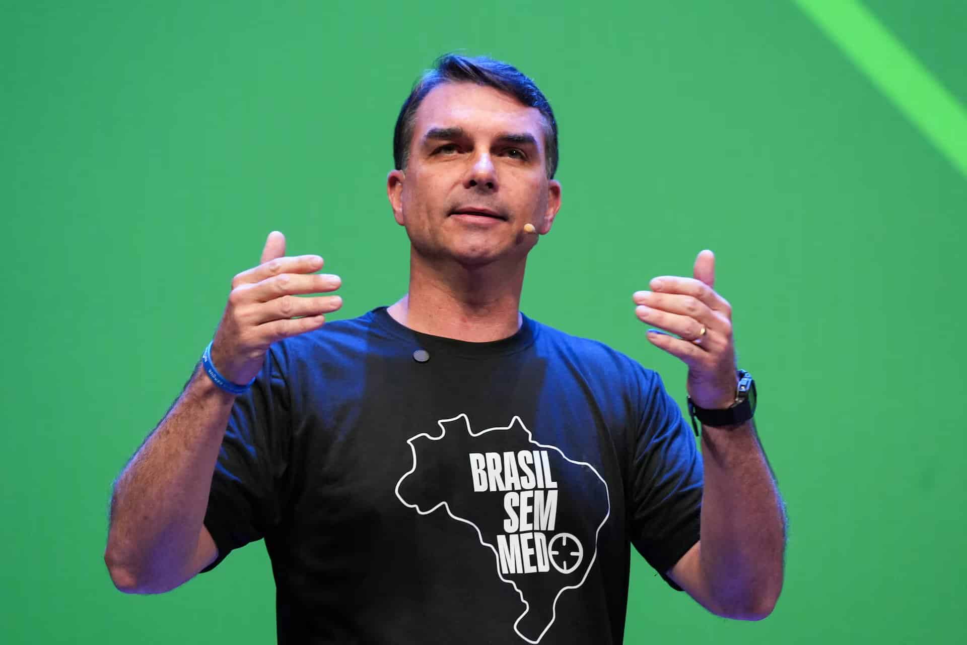 Flávio Bolsonaro afirma ser 'presidente electo' tras denunciar fraude electoral